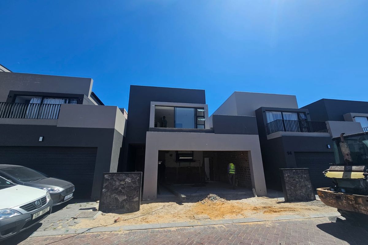 Stunning 3-bedroom duplex  – modern living with style and convenience awaits you - Photo 3