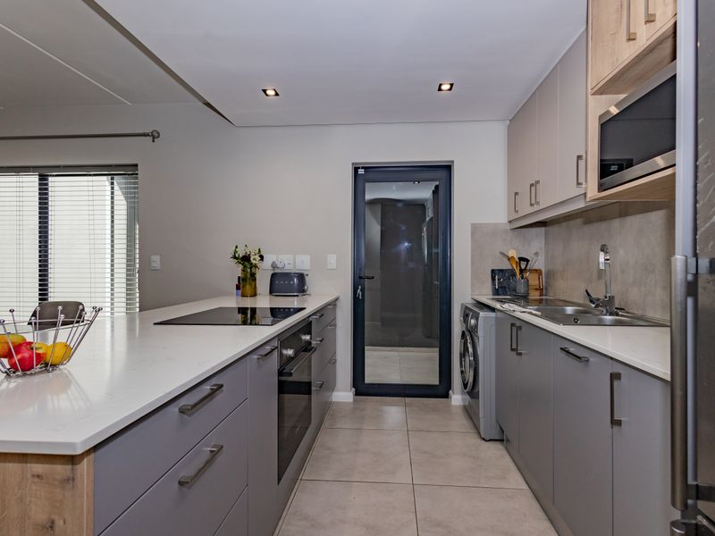 Stunning 3-bedroom duplex  – modern living with style and convenience awaits you - Photo 7
