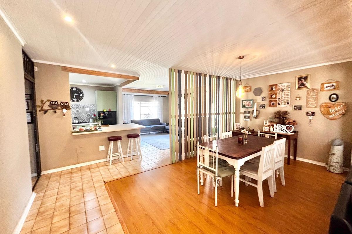 Spacious Family Home with Entertainment Extras, Solar & Pool - Photo 4