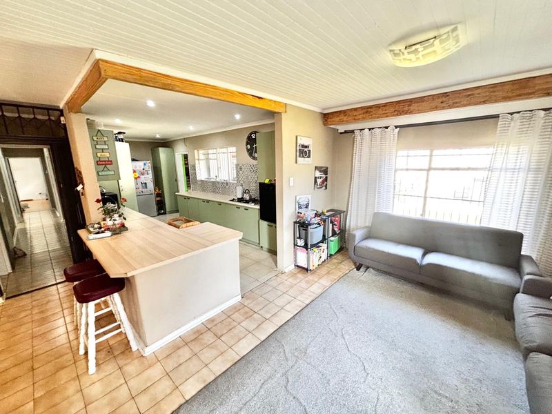 Spacious Family Home with Entertainment Extras, Solar & Pool - Photo 9