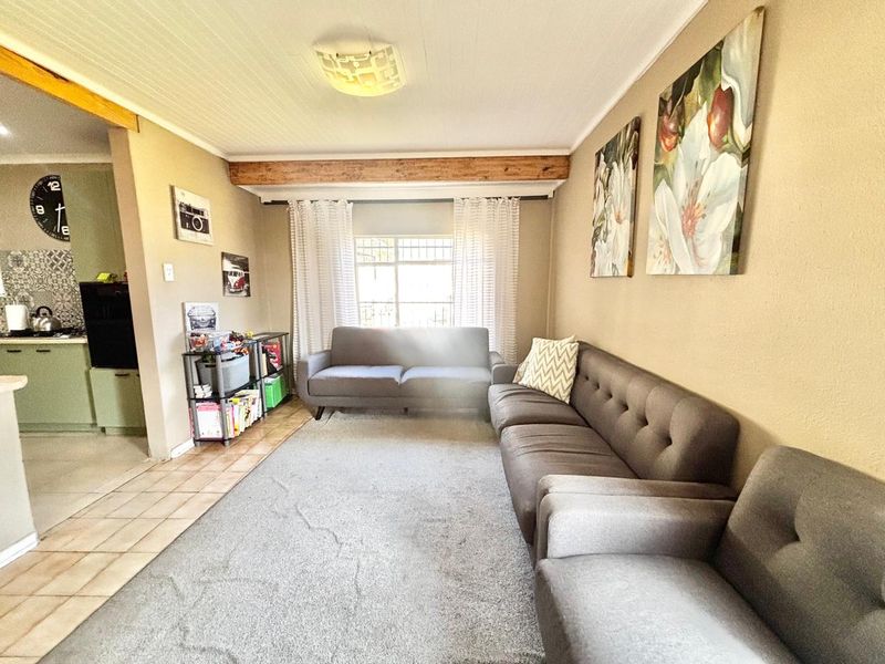 Spacious Family Home with Entertainment Extras, Solar & Pool - Photo 8