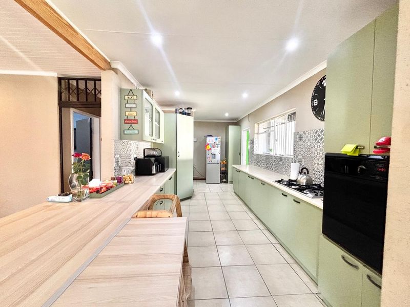 Spacious Family Home with Entertainment Extras, Solar & Pool - Photo 10