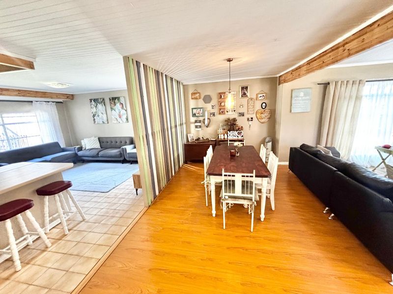 Spacious Family Home with Entertainment Extras, Solar & Pool - Photo 5