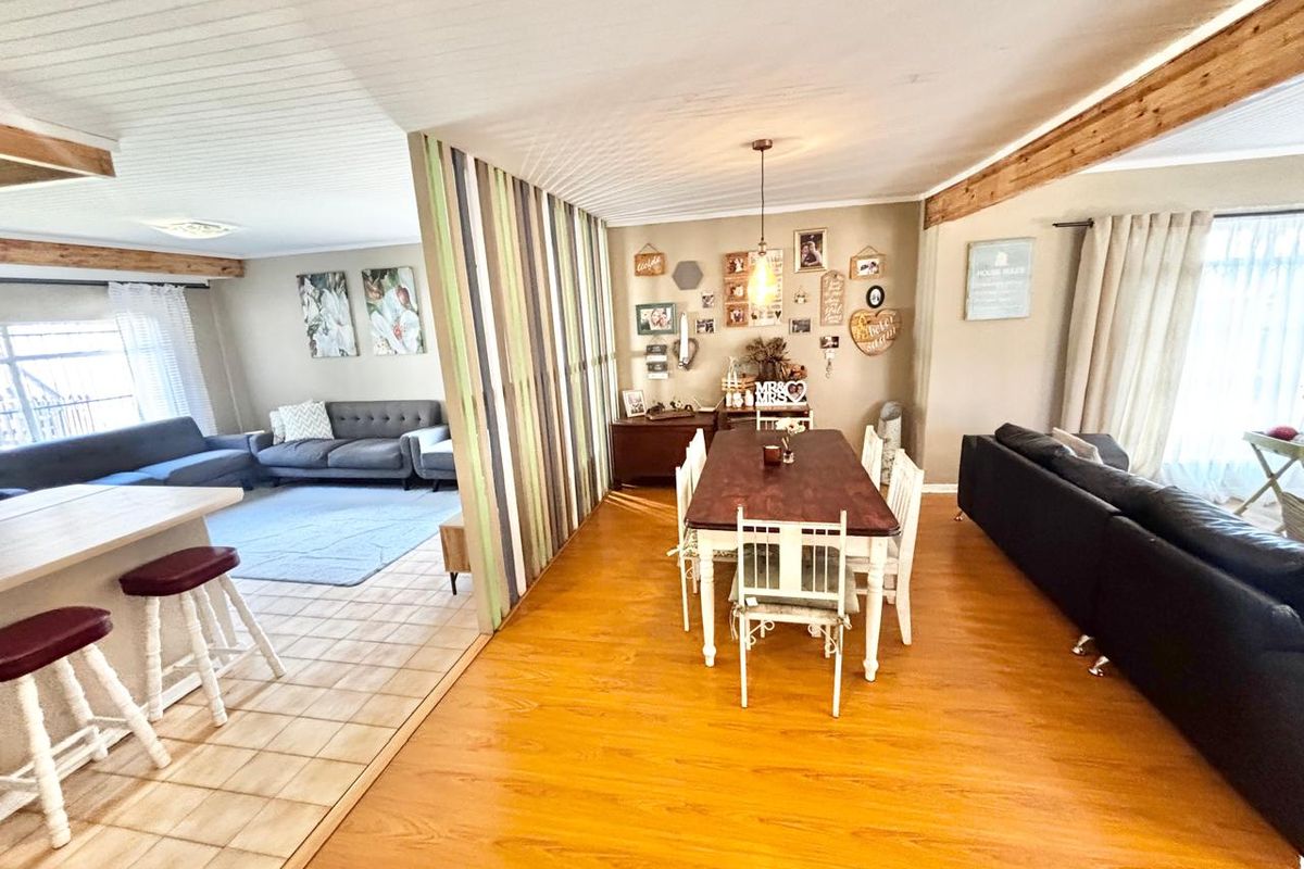 Spacious Family Home with Entertainment Extras, Solar & Pool - Photo 5