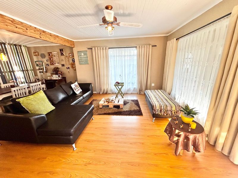 Spacious Family Home with Entertainment Extras, Solar & Pool - Photo 3