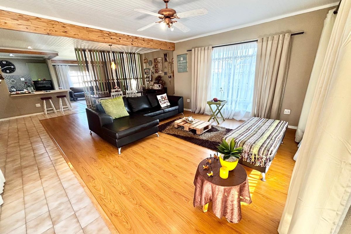 Spacious Family Home with Entertainment Extras, Solar & Pool - Photo 2
