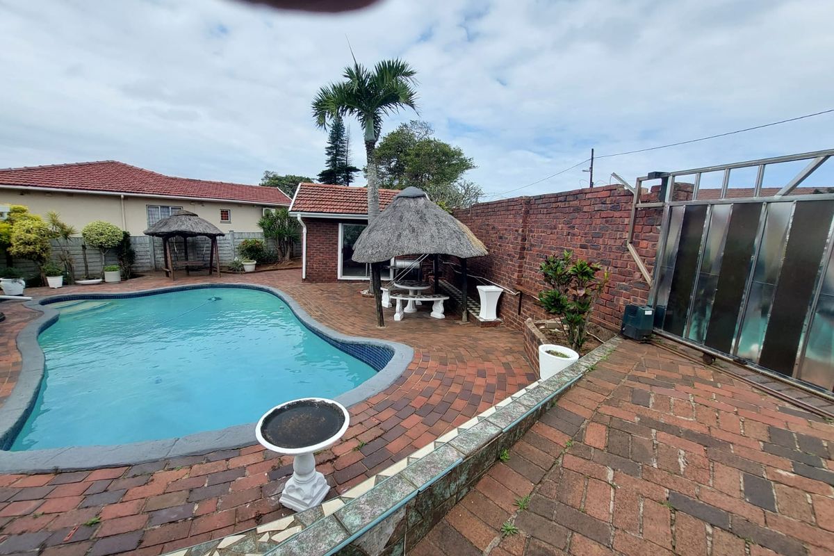 Well Maintained Luxury Home in Sought After Brighton Beach  Entertainer’s Paradise! - Photo 2