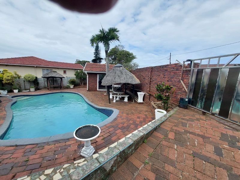 Well Maintained Luxury Home in Sought After Brighton Beach  Entertainer’s Paradise! - Photo 2