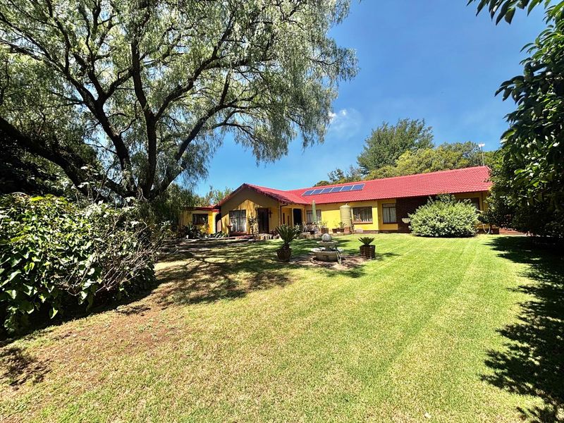 Spacious 4 Bedroom Family Home with Study, Caravan Garage & Entertainment Area - Photo 1