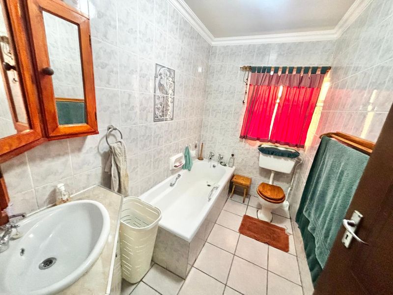 Spacious 4 Bedroom Family Home with Study, Caravan Garage & Entertainment Area - Photo 4