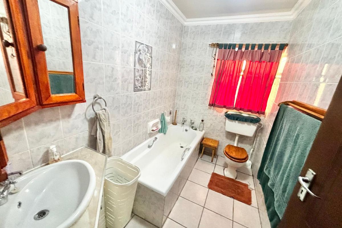 Spacious 4 Bedroom Family Home with Study, Caravan Garage & Entertainment Area - Photo 4