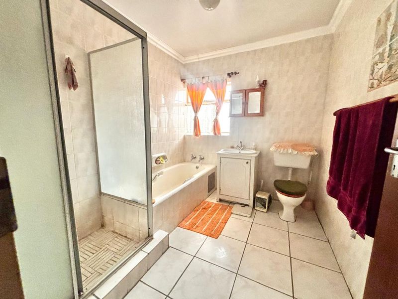 Spacious 4 Bedroom Family Home with Study, Caravan Garage & Entertainment Area - Photo 7