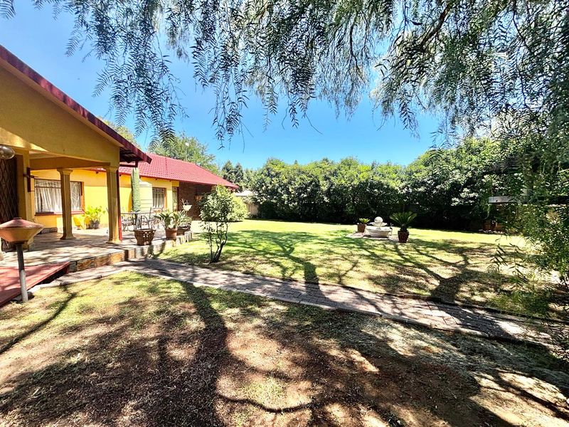 Spacious 4 Bedroom Family Home with Study, Caravan Garage & Entertainment Area - Photo 3