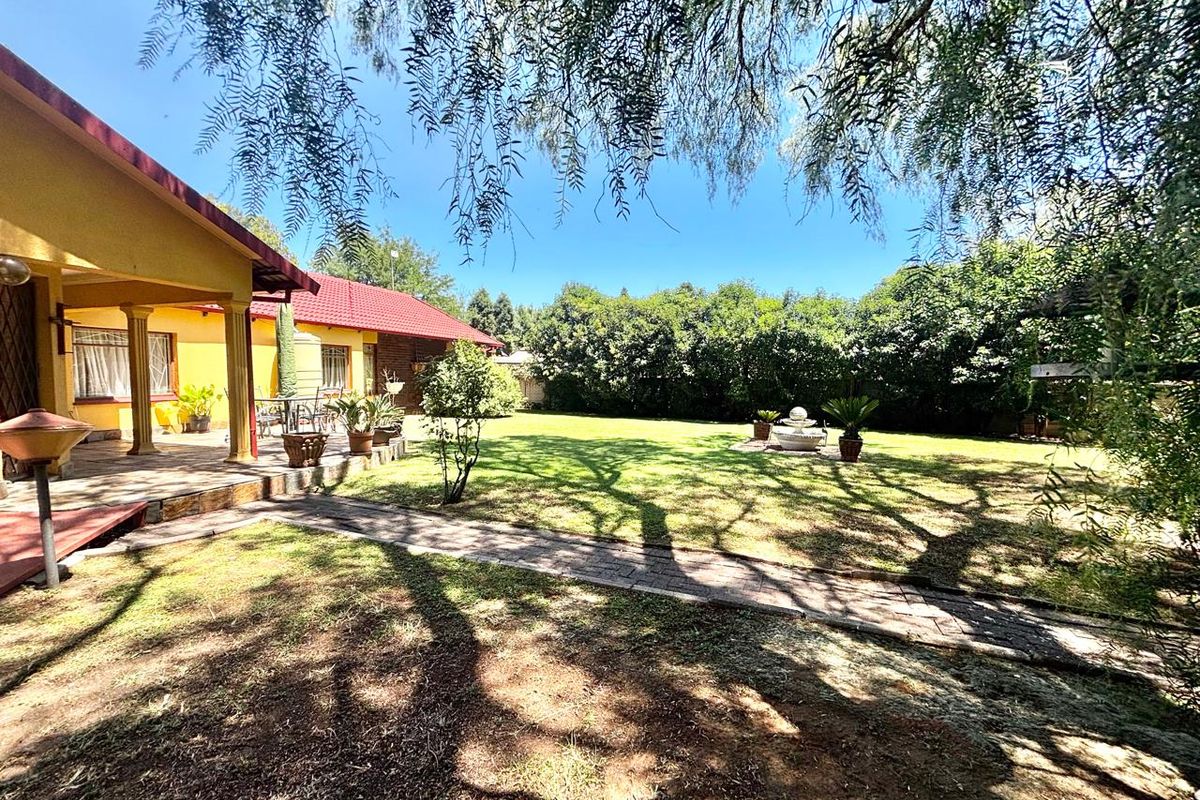 Spacious 4 Bedroom Family Home with Study, Caravan Garage & Entertainment Area - Photo 3