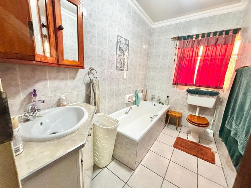 Spacious 4 Bedroom Family Home with Study, Caravan Garage & Entertainment Area - Photo 5