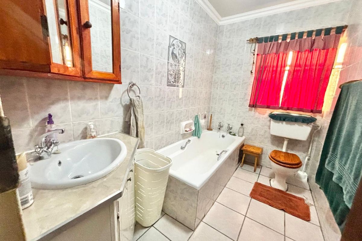 Spacious 4 Bedroom Family Home with Study, Caravan Garage & Entertainment Area - Photo 5