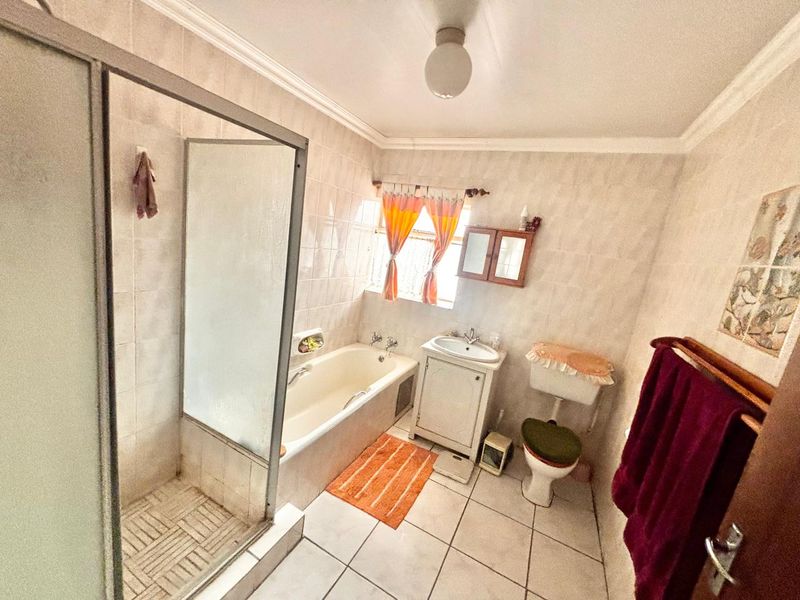 Spacious 4 Bedroom Family Home with Study, Caravan Garage & Entertainment Area - Photo 6