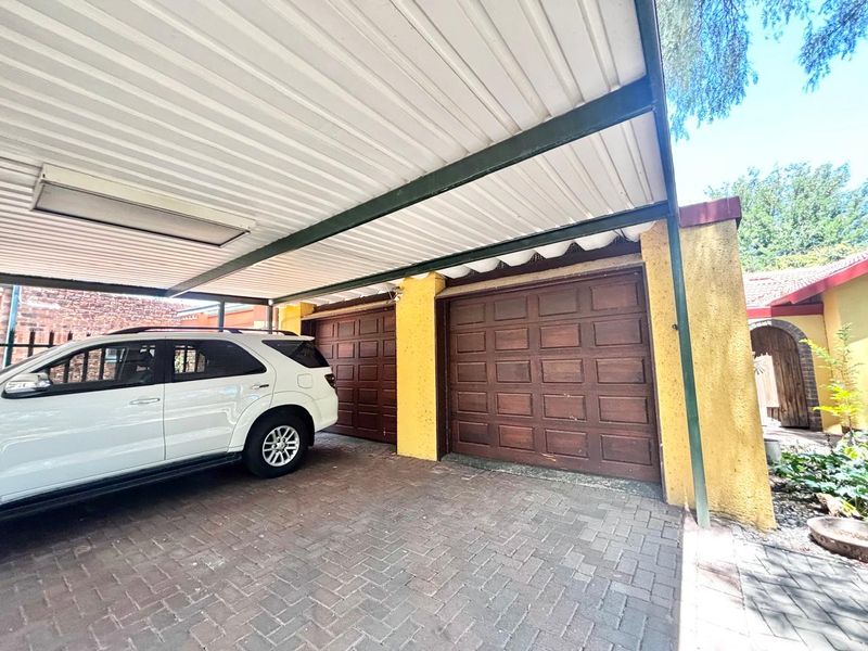 Spacious 4 Bedroom Family Home with Study, Caravan Garage & Entertainment Area - Photo 2
