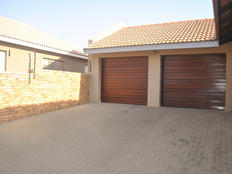 Charming Secure House - Photo 2