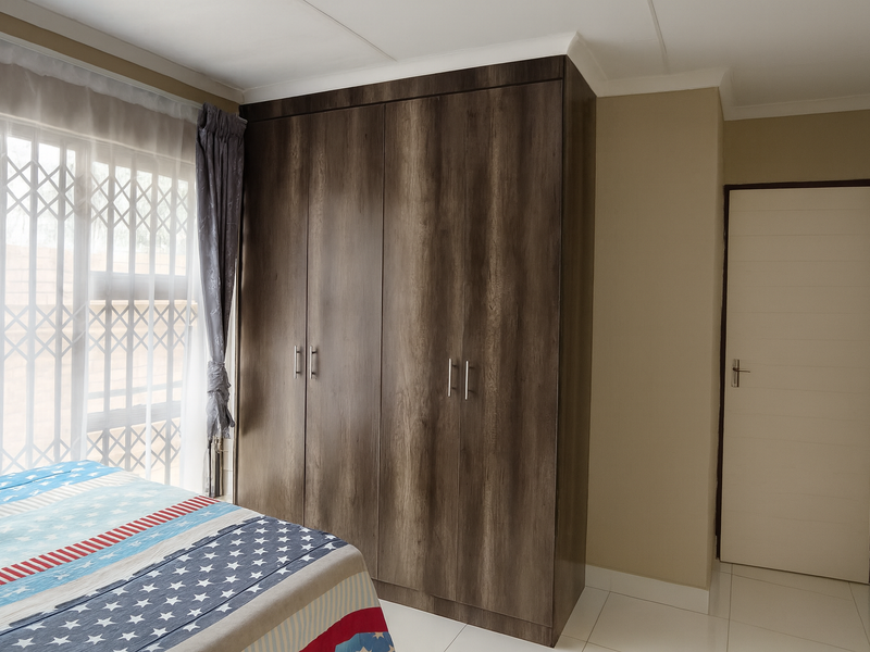 Charming Secure House - Photo 10