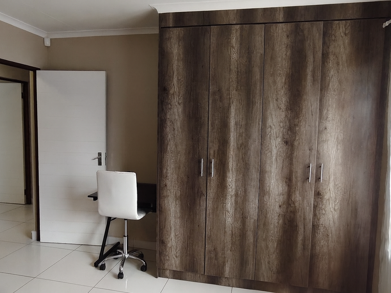 Charming Secure House - Photo 7