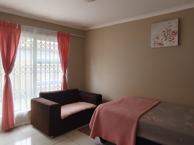 Charming Secure House - Photo 6