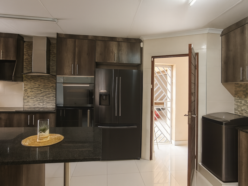 Charming Secure House - Photo 3