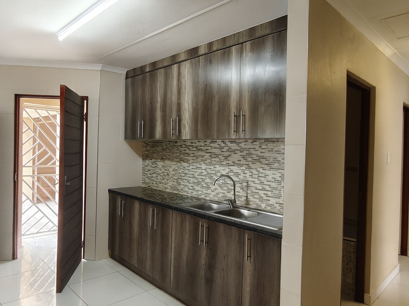 Charming Secure House - Photo 4