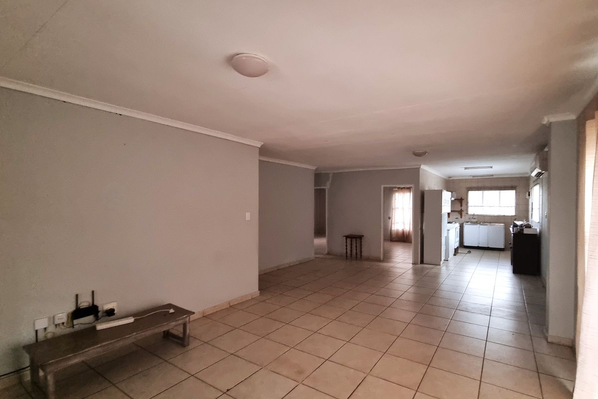 Charming 3-bedroom house for sale in Koster, offering spacious living and a vibrant community atmos - Photo 5