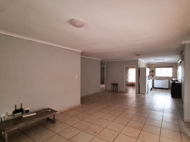 Charming 3-bedroom house for sale in Koster, offering spacious living and a vibrant community atmos - Photo 5