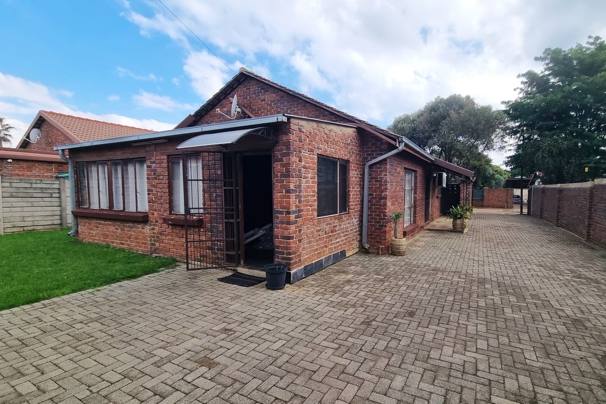 Charming 3-bedroom house for sale in Koster, offering spacious living and a vibrant community atmos - Photo 2