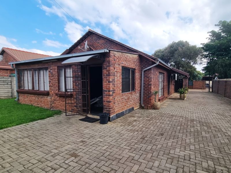 Charming 3-bedroom house for sale in Koster, offering spacious living and a vibrant community atmos - Photo 2