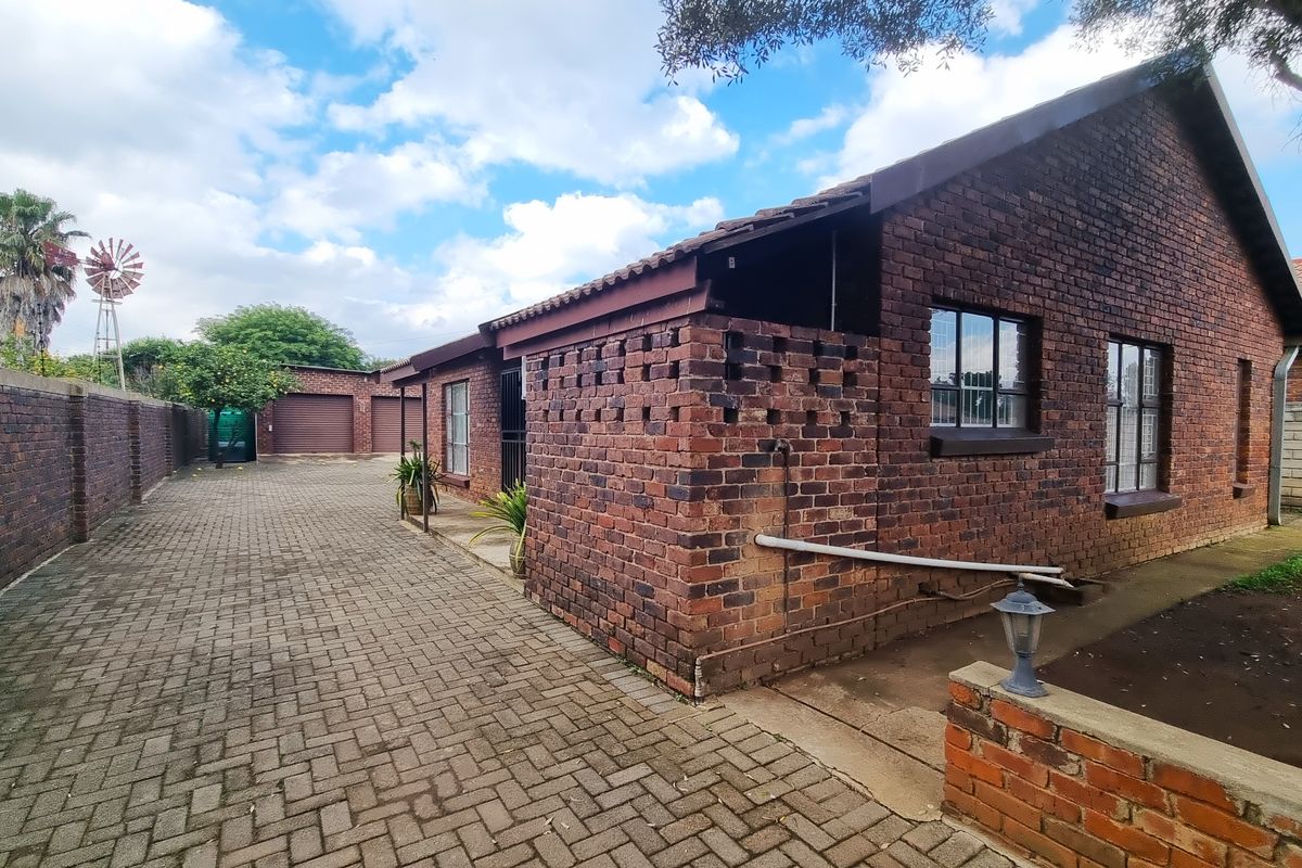 Charming 3-bedroom house for sale in Koster, offering spacious living and a vibrant community atmos - Photo 3