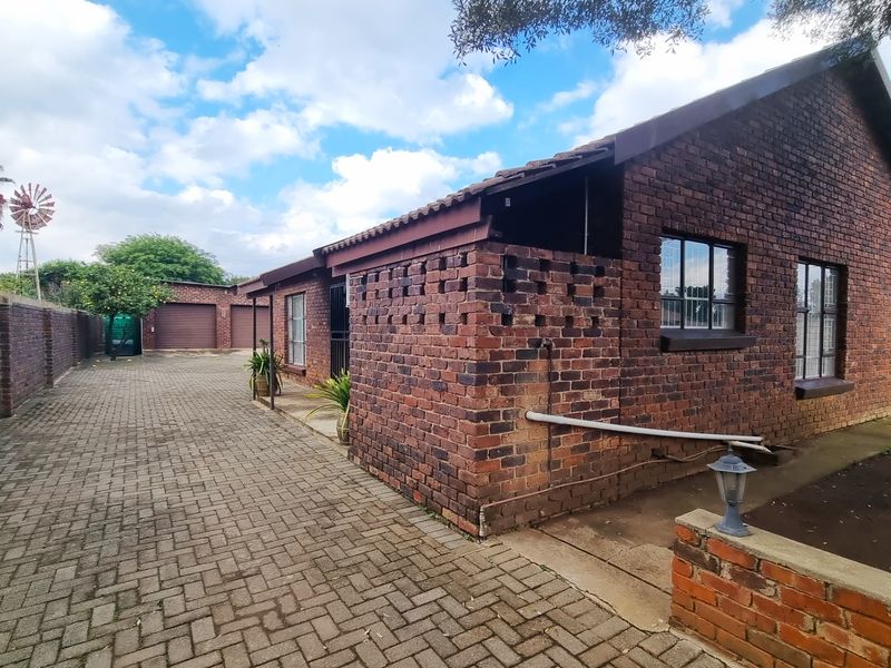 Charming 3-bedroom house for sale in Koster, offering spacious living and a vibrant community atmos - Photo 3