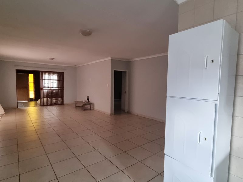 Charming 3-bedroom house for sale in Koster, offering spacious living and a vibrant community atmos - Photo 10