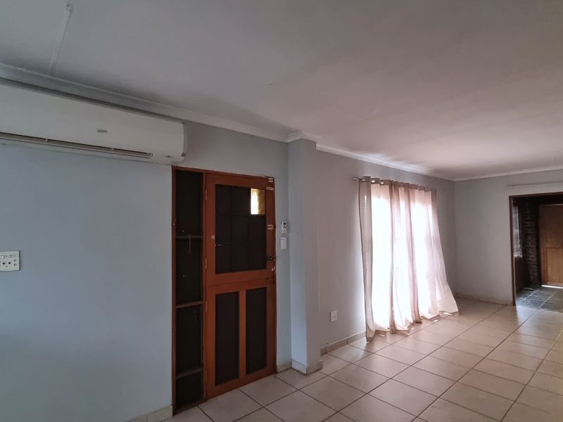 Charming 3-bedroom house for sale in Koster, offering spacious living and a vibrant community atmos - Photo 9