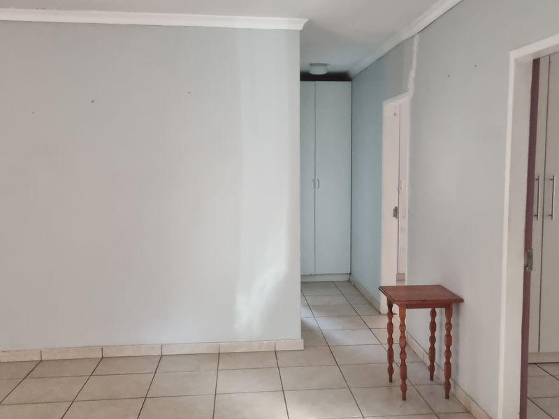 Charming 3-bedroom house for sale in Koster, offering spacious living and a vibrant community atmos - Photo 8