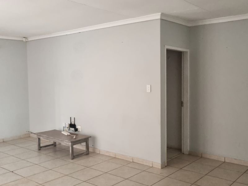 Charming 3-bedroom house for sale in Koster, offering spacious living and a vibrant community atmos - Photo 7