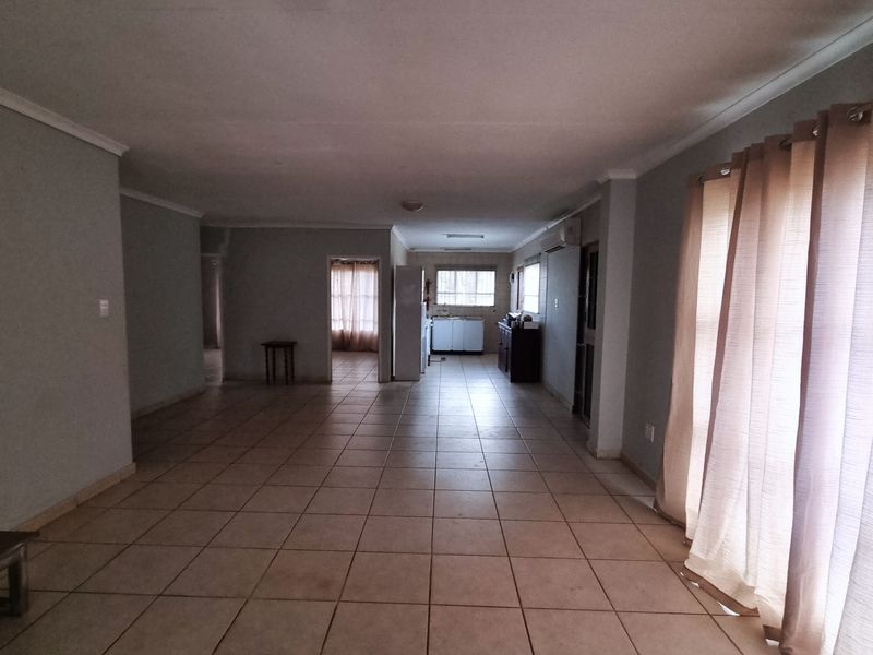 Charming 3-bedroom house for sale in Koster, offering spacious living and a vibrant community atmos - Photo 6