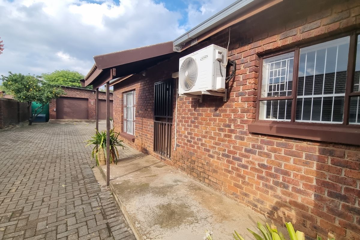 Charming 3-bedroom house for sale in Koster, offering spacious living and a vibrant community atmos - Photo 4