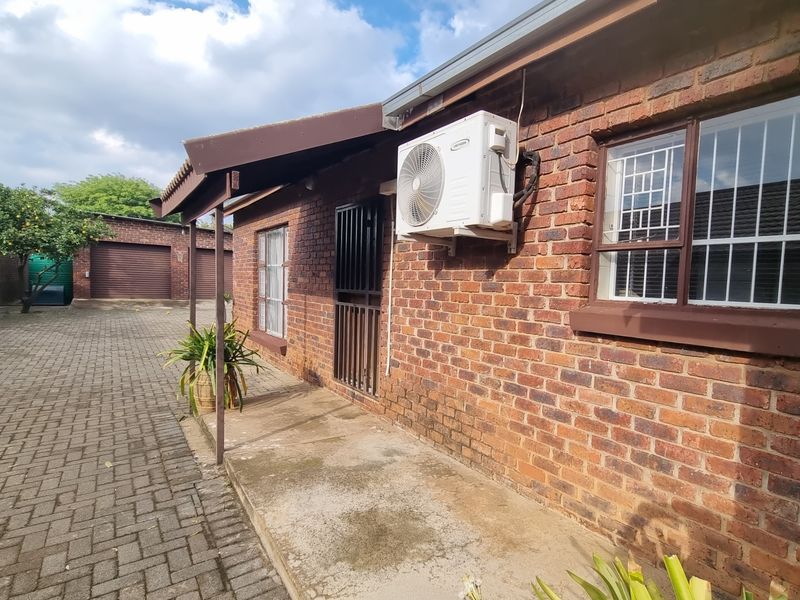 Charming 3-bedroom house for sale in Koster, offering spacious living and a vibrant community atmos - Photo 4