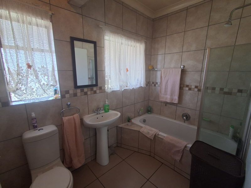 Spacious 3-Bedroom Family Home for sale in Noycedale Nigel - Photo 9