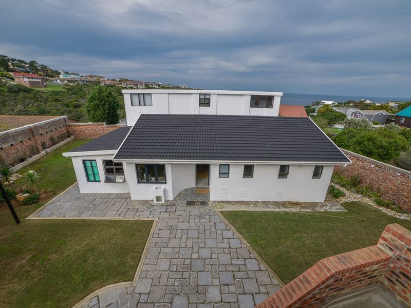 Luxury, Space & Character – A Fully Furnished Coastal Retreat Designed for Exceptional Living - Photo 1