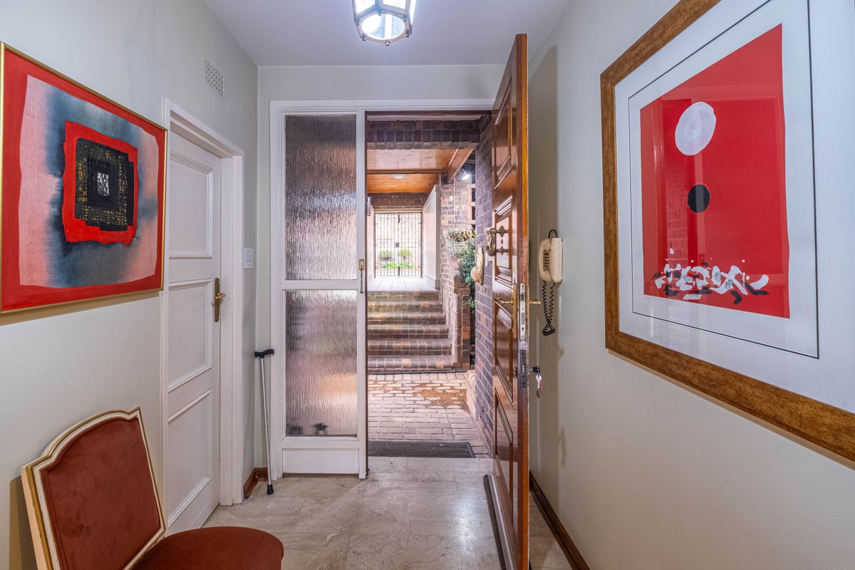 Executive Family Living in Secure Bedford Park Estate - Photo 3