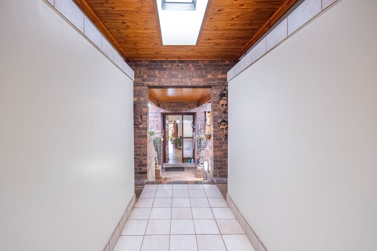 Executive Family Living in Secure Bedford Park Estate - Photo 2