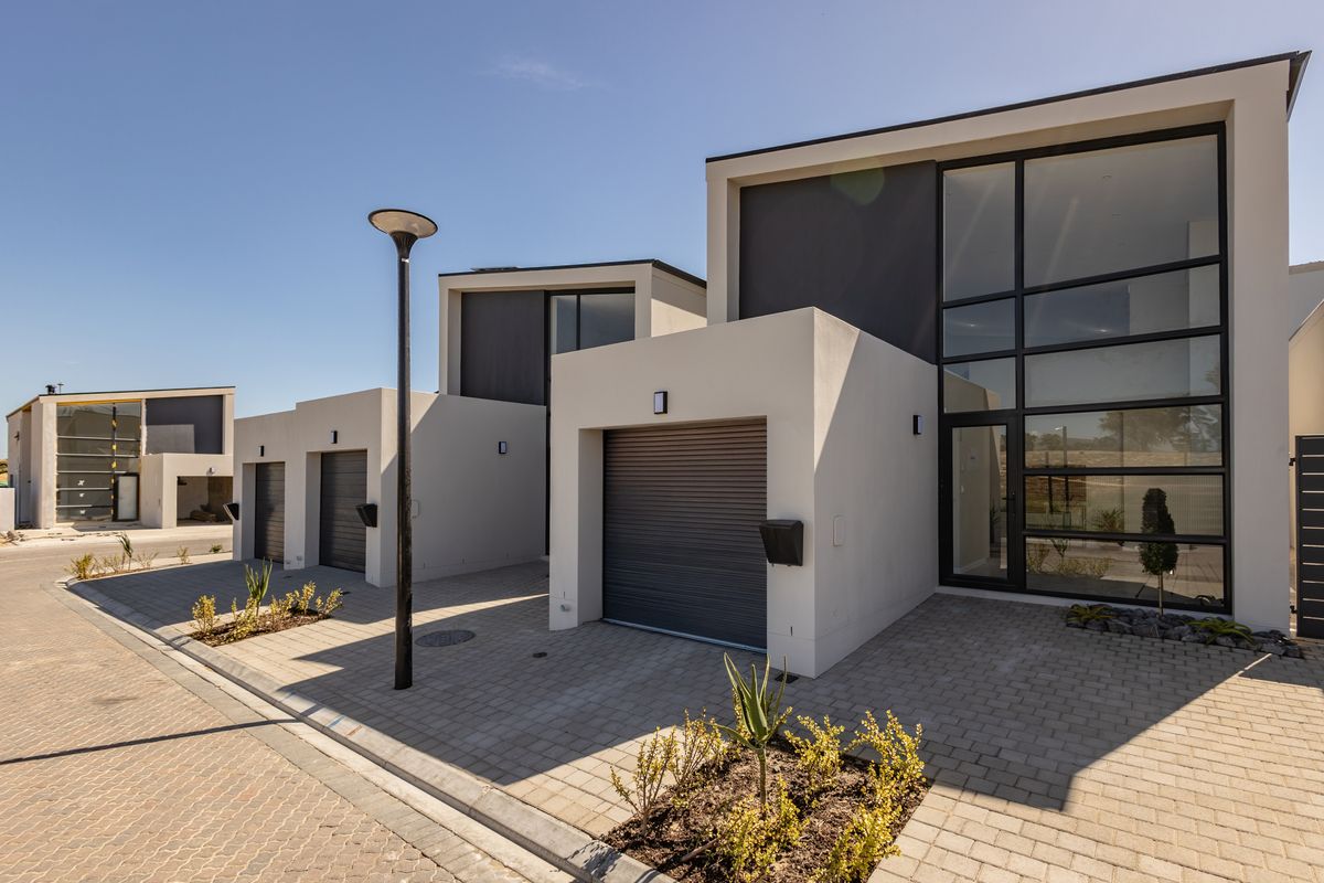 A unique, contemporary home ideal for young professionals or small families who value space. - Photo 4