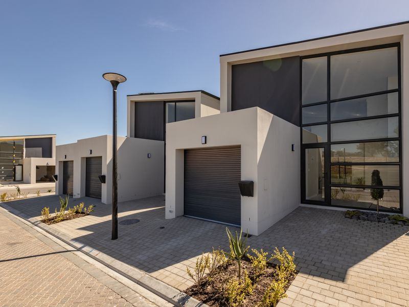 A unique, contemporary home ideal for young professionals or small families who value space. - Photo 4