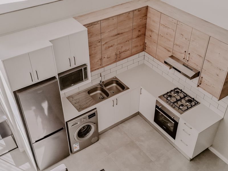 A unique, contemporary home ideal for young professionals or small families who value space. - Photo 8