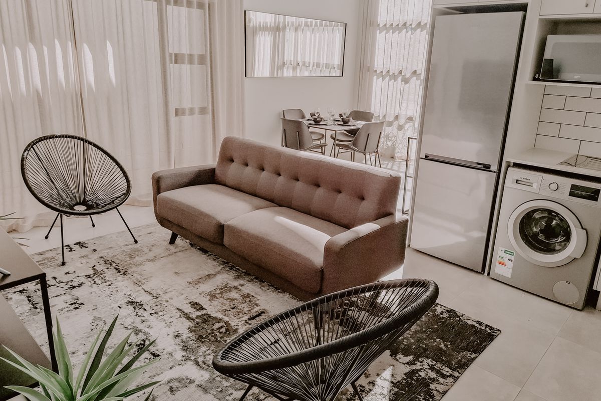 A unique, contemporary home ideal for young professionals or small families who value space. - Photo 5