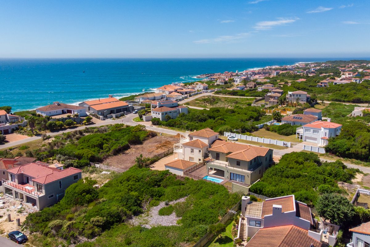 Spacious north facing home with a view. - Photo 3